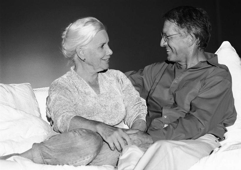 西方人,两个人,坐,笑,微笑,露齿笑,横图,黑白,室内,白天,正面,爱情,欧洲,欧洲人,浪漫,相视,温暖,温馨,面对面,恩爱,恋人,对视,和睦,相对,相看,老年男性,老年女性,男人,男性,女人,女性,白种人,情侣,坐着,半身,伴侣,融洽