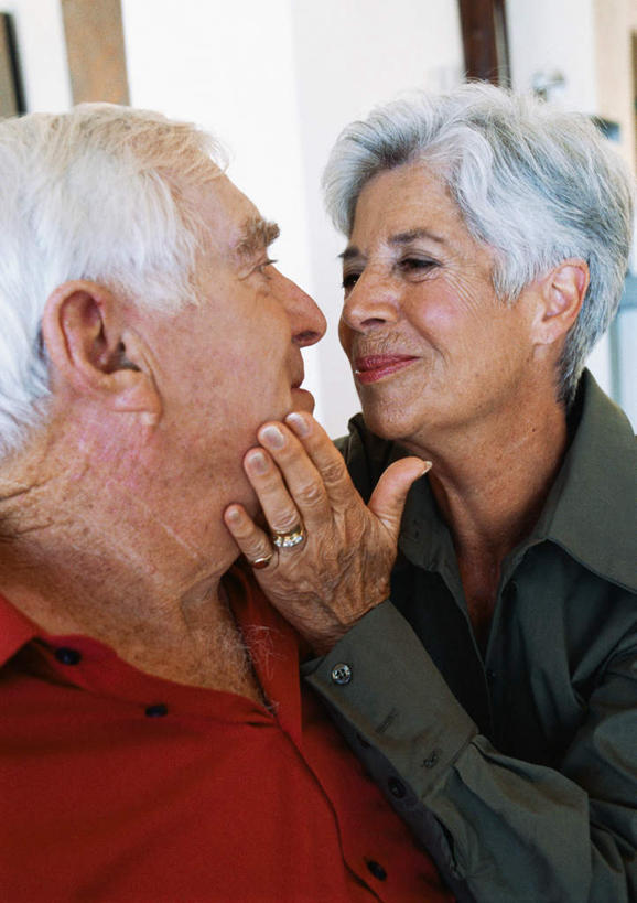 西方人,两个人,坐,摸,竖图,室内,白天,正面,爱情,欧洲,欧洲人,抚摸,朦胧,模糊,浪漫,相视,温暖,温馨,面对面,恩爱,恋人,对视,和睦,相对,相看,老年男性,老年女性,男人,男性,女人,女性,白种人,情侣,触摸,接触,坐着,半身,彩图,伴侣,融洽