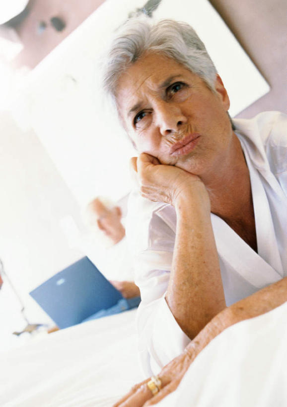 西方人,一个人,竖图,俯视,室内,白天,床,卧室,欧洲,欧洲人,仅一个女性,仅一个人,双人床,床单,被子,趴着,仅一个老年女性,被单,老年女性,女人,女性,白种人,趴,半身,彩图,高角度拍摄,睡房,卧房