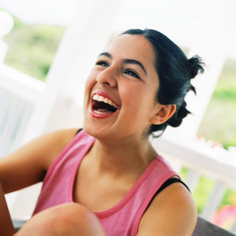 西方人,一个人,坐,笑,微笑,露齿笑,方图,室外,白天,正面,欧洲,欧洲人,仅一个年轻女性,仅一个女性,仅一个人,朦胧,模糊,年轻女性,女人,女性,白种人,坐着,半身,彩图