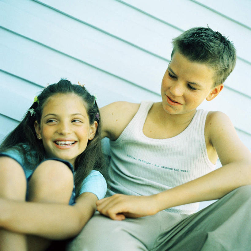 西方人,儿童,两个人,坐,笑,微笑,露齿笑,方图,室外,白天,正面,纯洁,欧洲,欧洲人,墙,墙壁,墙面,小孩,可爱,童年,童趣,童真,烂漫,无邪,天真,男孩,男人,男性,女孩,女人,女性,白种人,孩子,坐着,半身,彩图,男生,女生