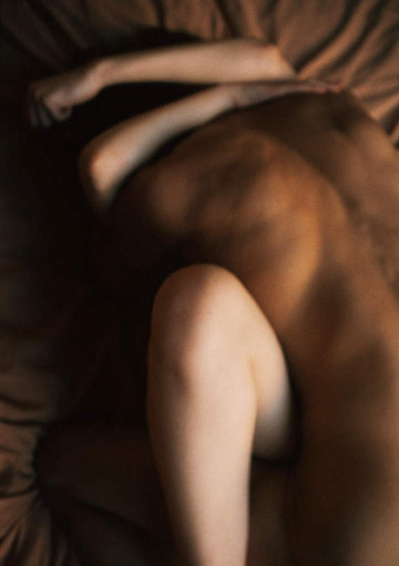 西方人,两个人,夫妻,站,躺,竖图,俯视,室内,白天,爱情,性感,欧洲,欧洲人,阴影,朦胧,模糊,光线,影子,浪漫,裸露,阳光,趴着,站着,和谐,恩爱,激情,诱惑,恋人,赤裸,性,婚姻,欲望,性交,性行为,做爱,性生活,性爱,性关系,两性,性知识,生殖,生理,同居,情感,男人,男性,年轻男性,年轻女性,女人,女性,白种人,情侣,趴,躺着,站立,半身,彩图,高角度拍摄,伴侣