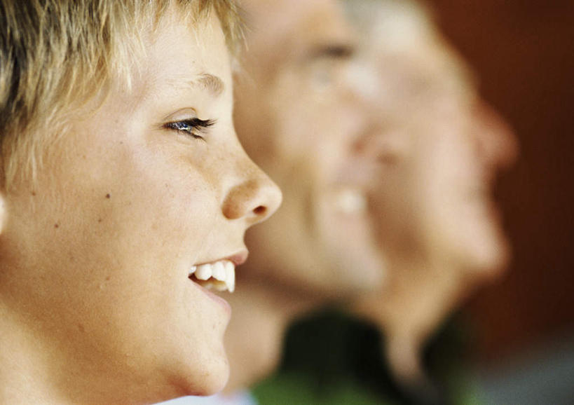 西方人,儿童,老年人,三个人,父亲,儿子,祖父,三代同堂,站,笑,微笑,露齿笑,横图,室内,白天,侧面,纯洁,欧洲,欧洲人,祖孙三代,排列,小孩,站着,温暖,温馨,父子,父爱,可爱,童年,童趣,爷爷,祖孙,和睦,队列,童真,烂漫,无邪,外公,外祖父,外孙,外孙子,天真,老年男性,男孩,男人,男性,年轻男性,白种人,孩子,年轻人,全家福,孙子,站立,半身,彩图,融洽,男生,爸爸,多代同堂