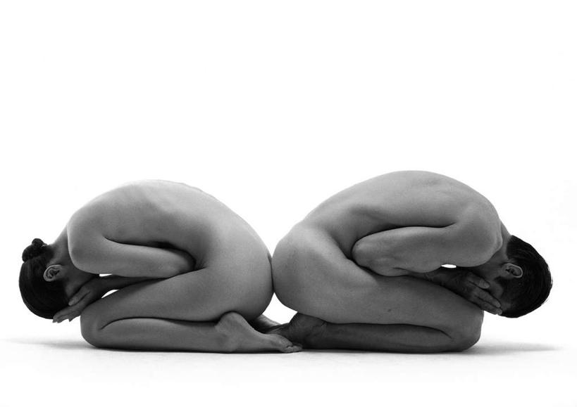 西方人,两个人,跪,横图,黑白,室内,白天,白色背景,侧面,爱情,安全,欧洲,欧洲人,浪漫,依靠,倚靠,背靠背,温暖,温馨,恩爱,背对背,恋人,摄影,影棚,和睦,信任,男人,男性,年轻男性,年轻女性,女人,女性,白种人,情侣,跪着,全身,影棚拍摄,拍摄,伴侣,融洽