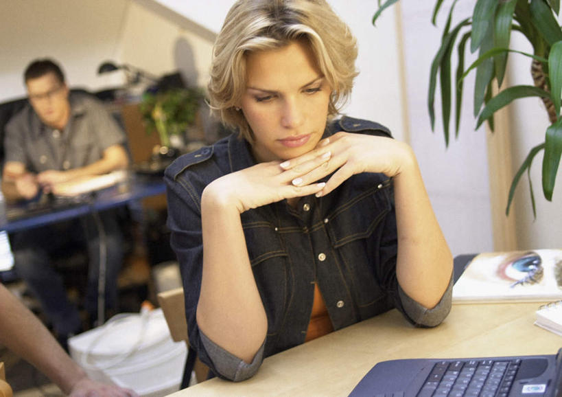 西方人,三个人,同事,商务人士,商务男性,商务女性,办公室,站,坐,横图,室内,白天,正面,衬衫,成功,合作,团队,集体,信心,电脑,笔记本电脑,植物,桌子,欧洲,欧洲人,撑,套装,网络,盆栽,办公桌,领带,盆景,托腮,通讯设备,队伍,绿色,自然,低头,托,站着,思考,生长,成长,无线,领导,成就,托下巴,通信设备,商务装,无线网络,合伙,领袖,无线上网,便携式电脑,工薪阶层,思量,手提电脑,男人,男性,年轻男性,年轻女性,女人,女性,白种人,年轻人,白领,上班族,站立,坐着,半身,彩图,衬衣