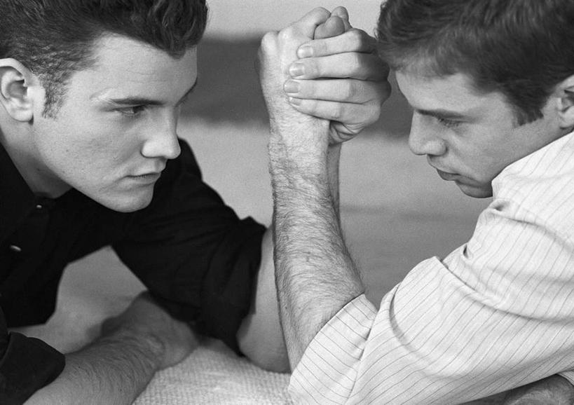 西方人,两个人,站,横图,黑白,室内,白天,侧面,游戏,比赛,竞争,欧洲,欧洲人,撑,对抗,握,冲突,玩,右手,娱乐,站着,休闲,力量,扳手腕,握着,活动,撑着,掰手腕,对立,发泄,矛盾,消遣,智力,敌对,挫败,斗争,抗拒,抗衡,宣泄,比力,较劲,扳手劲,手肘,较量,男人,男性,年轻男性,白种人,胳膊,手臂,玩耍,嬉戏,站立,半身