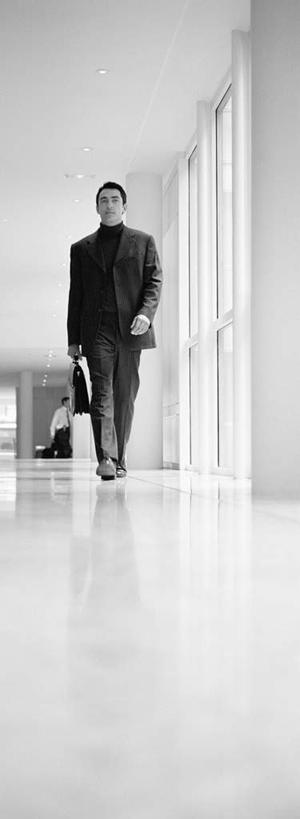西方人,一个人,商务人士,商务男性,走,竖图,黑白,室内,白天,仰视,衬衫,窗户,欧洲,欧洲人,仅一个男性,仅一个人,握,套装,拿,拎,拿着,玻璃窗,仅一个年轻男性,握着,商务装,工薪阶层,男人,男性,年轻男性,白种人,白领,上班族,步行,散步,走路,低角度拍摄,全身,衬衣,拎着