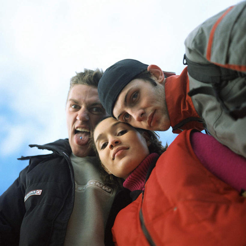 西方人,脸,头,脸颊,站,方图,室外,特写,白天,仰视,美容,时尚,帽子,欧洲,欧洲人,朦胧,模糊,艺术,装饰,云,云朵,云彩,注视,文化,蓝色,白云,蓝天,天空,饰品,首饰,天,低头,观察,看,站着,张嘴,宗教,信仰,晴朗,观看,纪念,修饰,点缀,察看,关注,张大嘴巴,舌钉,衬托,美观,棉帽,穿孔,白种人,头部,脸部,脸蛋,面部,晴空,张开嘴,站立,半身,彩图,低角度拍摄