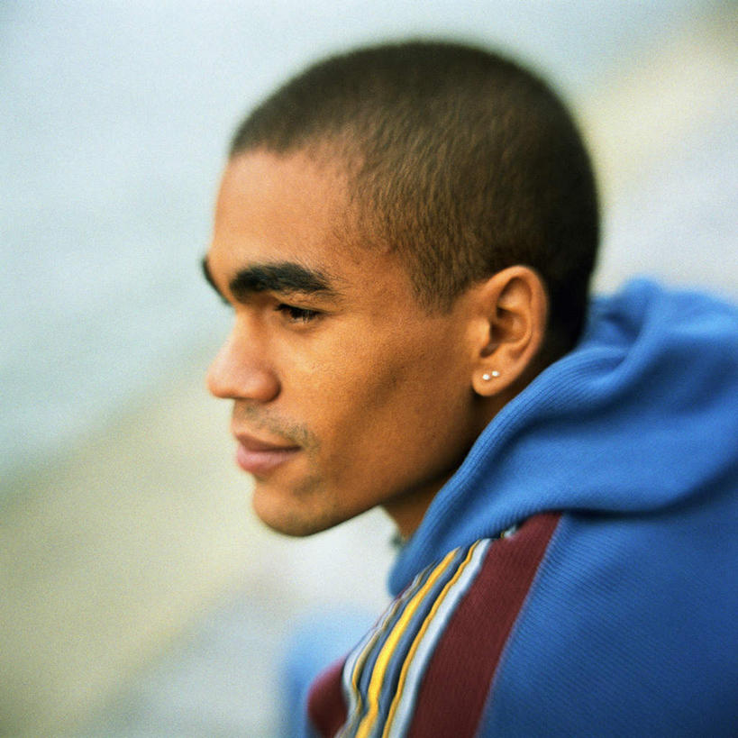 西方人,脸,头,脸颊,一个人,方图,室外,特写,白天,侧面,欧洲,欧洲人,仅一个男性,仅一个人,朦胧,模糊,装饰,耳钉,仅一个年轻男性,华丽,修饰,点缀,衬托,美观,雅致,雅观,男人,男性,年轻男性,白种人,头部,脸部,脸蛋,面部,半身,彩图