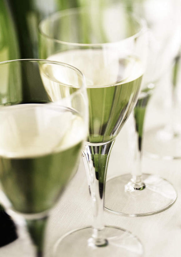 葡萄酒,无人,竖图,俯视,室内,特写,白天,桌面,杯子,一排,阴影,朦胧,模糊,整齐,光线,高脚杯,影子,红酒杯,四杯,玻璃制品,酒,排列,阳光,酒杯,队列,玻璃杯,彩图,高角度拍摄