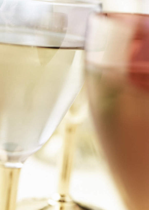 葡萄酒,无人,竖图,俯视,室内,特写,白天,桌面,杯子,阴影,朦胧,模糊,光线,高脚杯,影子,红酒杯,三杯,玻璃制品,酒,三个,红色,白色,阳光,酒杯,玻璃杯,彩图,高角度拍摄