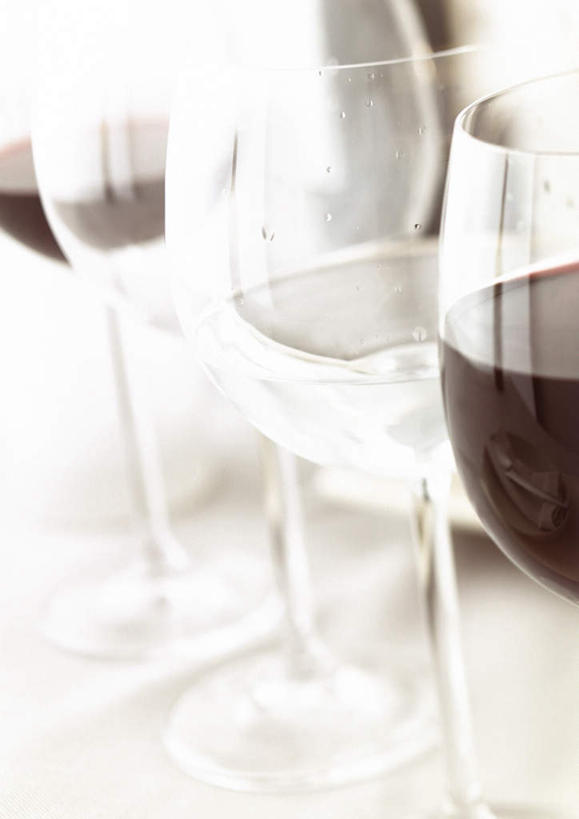 葡萄酒,无人,竖图,俯视,室内,特写,白天,桌面,杯子,一排,阴影,朦胧,模糊,整齐,光线,高脚杯,影子,红酒杯,四杯,玻璃制品,排列,红色,白色,阳光,酒杯,队列,玻璃杯,彩图,高角度拍摄