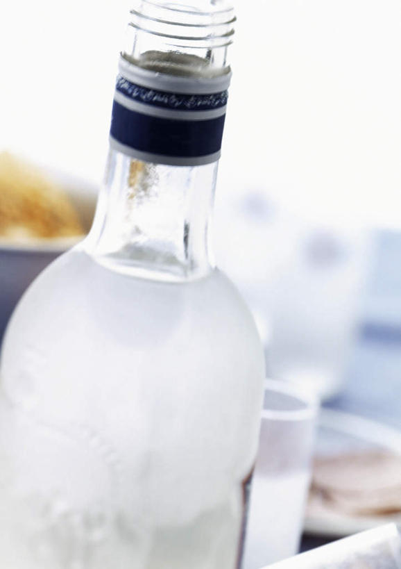 无人,竖图,俯视,室内,特写,白天,桌面,餐具,阴影,朦胧,模糊,光线,碟子,盘,影子,伏特加,酒类,玻璃制品,酒,酒瓶,一个,阳光,盘子,玻璃瓶,瓶子,碟,单个,一瓶,蒸馏酒,彩图,高角度拍摄