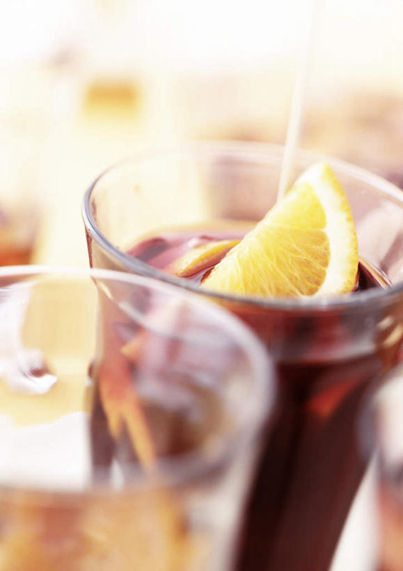 无人,竖图,俯视,室内,特写,白天,桌面,柠檬,杯子,餐具,水果,阴影,朦胧,模糊,新鲜,光线,碟子,盘,影子,生食,食品,果实,酒类,文化,玻璃制品,酒,食物,饮料,红色,阳光,盘子,水杯,碟,鸡尾酒,调酒,有机食品,绿色食品,创造,想象,桑格利亚鸡尾酒,玻璃杯,益母果,柠果,彩图,高角度拍摄