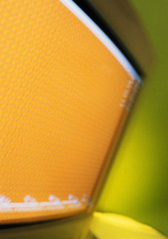 无人,竖图,室内,特写,白天,侧面,电脑,显示器,鼠标,键盘,桌面,黄色背景,朦胧,模糊,网络,输入设备,通讯设备,打开,台式电脑,一台,明亮,开启,通信设备,输出设备,彩图