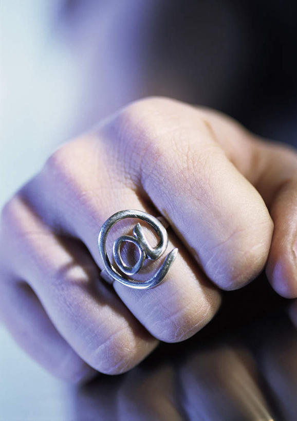 手,竖图,室内,特写,白天,正面,通讯,数据,桌面,握,阴影,朦胧,模糊,传输,光线,网络,标志,文字,影子,字符,字母,标识,一个,阳光,戒指,首饰,握拳,手部,握着,单个,单手,明亮,半身,彩图