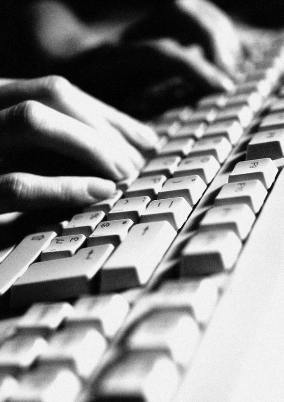 手,摸,竖图,俯视,黑白,室内,白天,键盘,一排,许多,敲打,阴影,整齐,光线,标志,方格,文字,影子,字符,字母,输入,输入设备,通讯设备,标识,排列,阳光,打字,手部,点击,敲击,队列,通信设备,按键,触摸,接触,半身,高角度拍摄