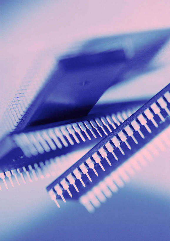 无人,竖图,室内,白天,正面,零件,桌面,一堆,一排,许多,阴影,堆叠,堆积,蓝色背景,朦胧,模糊,整齐,反射,金属,影子,排列,堆,芯片,明亮,部件,电脑芯片,队列,彩图