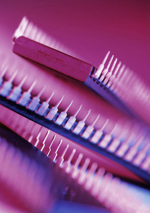 无人,竖图,室内,白天,正面,零件,桌面,一堆,一排,许多,阴影,堆叠,堆积,红色背景,朦胧,模糊,整齐,反射,金属,影子,排列,堆,芯片,明亮,部件,电脑芯片,队列,彩图