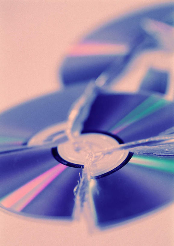 无人,竖图,俯视,室内,特写,白天,数据,桌面,阴影,朦胧,模糊,破碎,反射,信息,光盘,影子,圆圈,光碟,存储介质,破损,两个,耀眼,碟片,明亮,存储,彩图,高角度拍摄