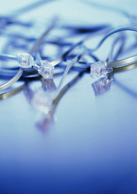 无人,竖图,俯视,室内,特写,白天,通讯,数据,桌面,一堆,许多,阴影,堆叠,堆积,朦胧,模糊,缠绕,传输,光线,影子,蓝色,阳光,堆,网线,水晶头,线缆,彩图,高角度拍摄