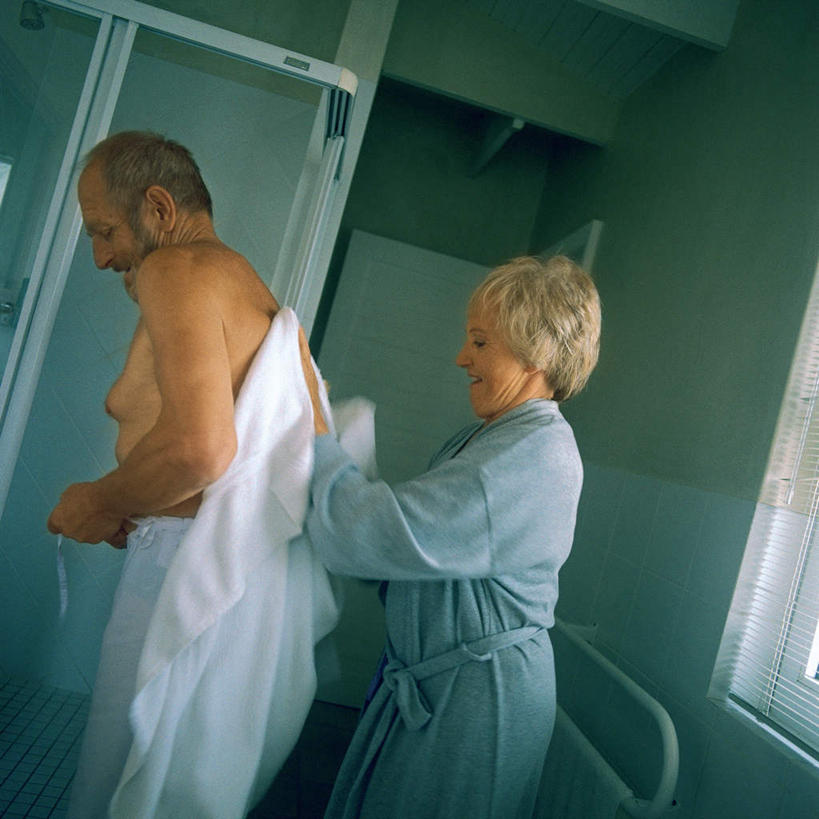 西方人,两个人,夫妻,站,笑,微笑,露齿笑,方图,室内,白天,侧面,浴袍,爱情,卫生间,浴室,欧洲,欧洲人,擦,握,朦胧,模糊,浪漫,拿,拿着,绑,站着,恩爱,握着,恋人,老年男性,老年女性,男人,男性,女人,女性,白种人,情侣,淋浴房,站立,半身,彩图,汤帷子,浴衣,冲凉房,沐浴间,沐浴室,伴侣