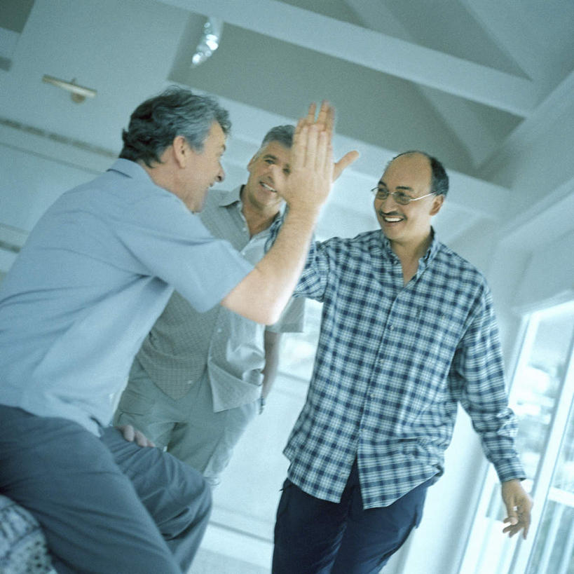 西方人,三个人,伙伴,朋友,走,笑,说,微笑,露齿笑,方图,室内,白天,仰视,讨论,快乐,兴奋,友谊,骄傲,成功,胜利,窗户,欧洲,欧洲人,击掌,朦胧,模糊,玻璃窗,相视,手势,面对面,自信,对视,相对,相看,交流,友情,老年男性,男人,男性,白种人,步行,沟通,讲话,交谈,拍手,散步,商讨,说话,谈话,走路,半身,彩图,低角度拍摄,欢乐,开心