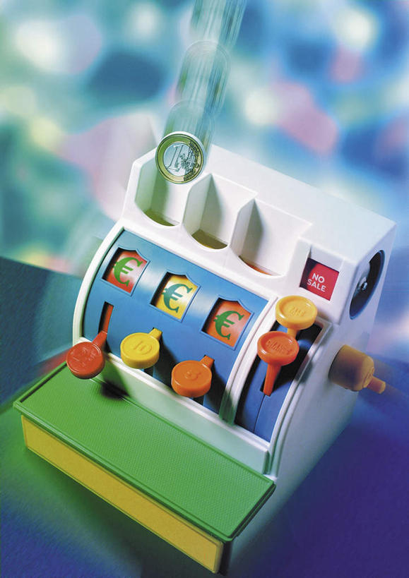 无人,竖图,俯视,室内,白天,游戏,赌博,贪欲,竞争,钱,数码,科技,玩具,阴影,网络,钱币,高光,几何,计算机图形,欧元,玩,合成,娱乐,刺激,休闲,益智,金融,赌场,经济,活动,电脑合成图,数码合成图,发泄,消遣,智力,赌博机,赌具,老虎机,博彩,流通,贸易,投机,侥幸,欲望,写实,具体,具象,宣泄,货币,现金,硬币,玩耍,嬉戏,彩图,高角度拍摄,胜负,输赢,娱乐场