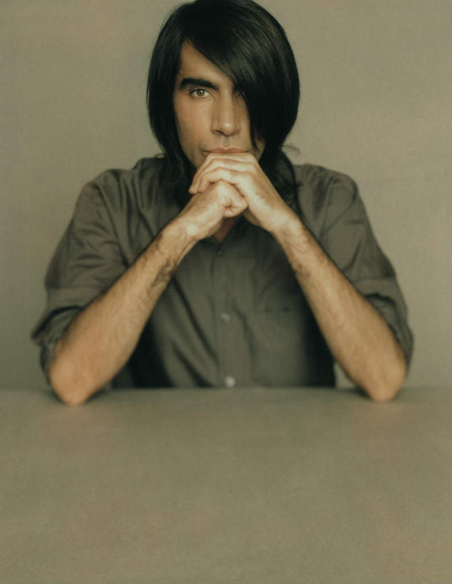 西方人,一个人,坐,竖图,室内,白天,正面,桌子,欧洲,欧洲人,仅一个男性,仅一个人,仅一个中年男性,握,灰色背景,握着,摄影,影棚,男人,男性,中年男性,白种人,坐着,半身,彩图,影棚拍摄,拍摄