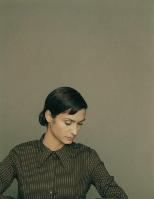 西方人,一个人,坐,竖图,室内,白天,正面,欧洲,欧洲人,仅一个年轻女性,仅一个女性,仅一个人,灰色背景,低头,摄影,影棚,年轻女性,女人,女性,白种人,坐着,半身,彩图,影棚拍摄,拍摄