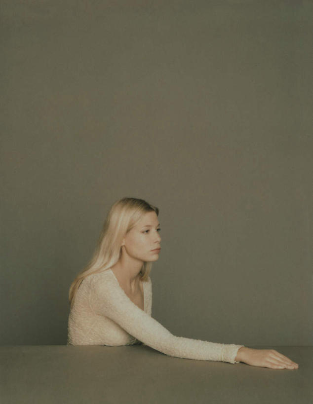 西方人,一个人,坐,竖图,室内,白天,正面,桌子,欧洲,欧洲人,仅一个年轻女性,仅一个女性,仅一个人,灰色背景,伸手,摄影,影棚,年轻女性,女人,女性,白种人,坐着,半身,彩图,影棚拍摄,拍摄