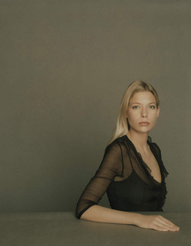 西方人,一个人,坐,竖图,室内,白天,正面,桌子,欧洲,欧洲人,仅一个年轻女性,仅一个女性,仅一个人,撑,灰色背景,摄影,影棚,撑着,年轻女性,女人,女性,白种人,坐着,半身,彩图,影棚拍摄,拍摄