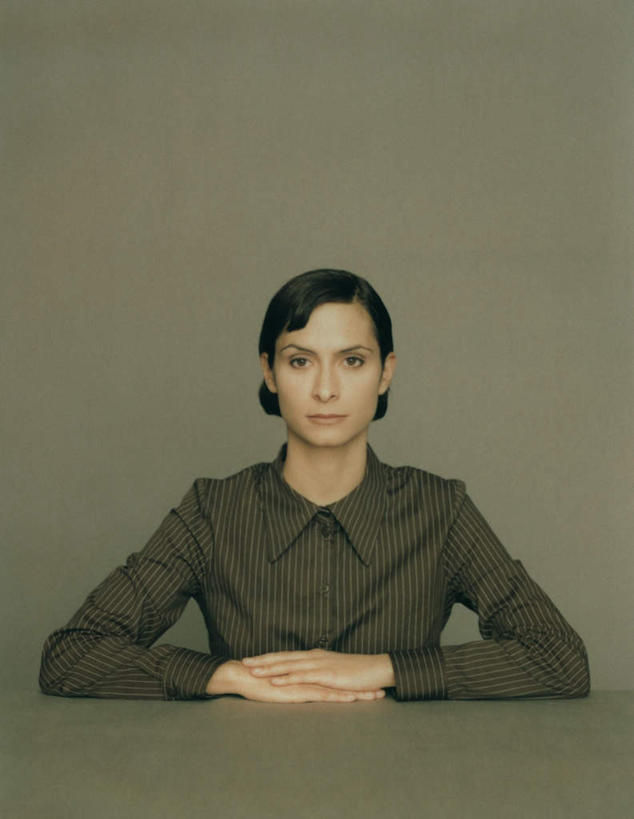 西方人,一个人,坐,竖图,室内,白天,正面,沙发,桌子,欧洲,欧洲人,仅一个年轻女性,仅一个女性,仅一个人,灰色背景,摄影,影棚,布艺沙发,年轻女性,女人,女性,白种人,坐着,半身,彩图,影棚拍摄,拍摄