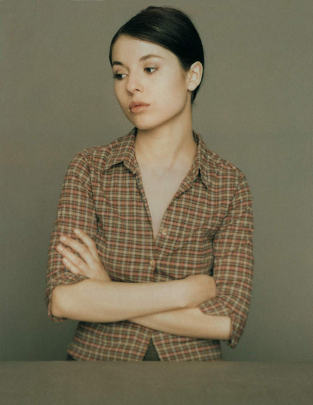 西方人,一个人,坐,双手交叉,竖图,室内,白天,正面,桌子,欧洲,欧洲人,仅一个年轻女性,仅一个女性,仅一个人,灰色背景,摄影,影棚,双手抱胸,年轻女性,女人,女性,白种人,坐着,半身,彩图,影棚拍摄,拍摄