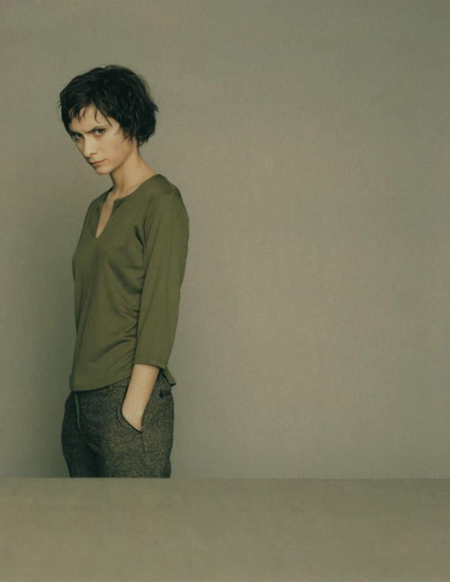 西方人,一个人,站,竖图,室内,白天,正面,桌子,欧洲,欧洲人,仅一个年轻女性,仅一个女性,仅一个人,灰色背景,站着,摄影,影棚,双手抄兜,双手放兜,年轻女性,女人,女性,白种人,插兜,两手抄兜,两手放兜,手插兜,手放口袋,站立,半身,彩图,影棚拍摄,拍摄,手抄兜