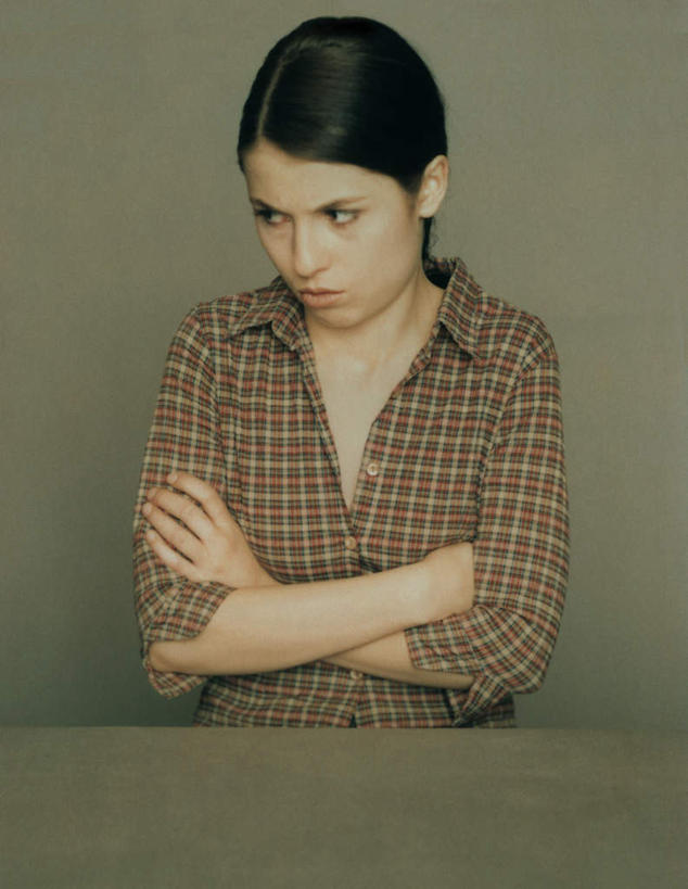 西方人,一个人,坐,双手交叉,竖图,室内,白天,正面,桌子,欧洲,欧洲人,仅一个年轻女性,仅一个女性,仅一个人,灰色背景,摄影,影棚,双手抱胸,年轻女性,女人,女性,白种人,坐着,半身,彩图,影棚拍摄,拍摄