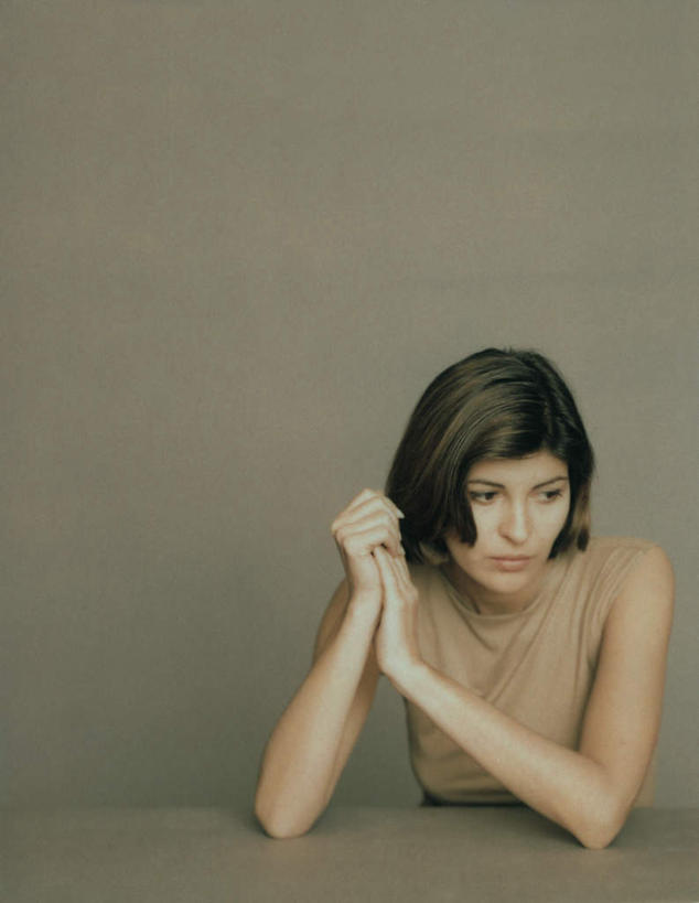 西方人,一个人,坐,竖图,室内,白天,正面,桌子,欧洲,欧洲人,仅一个年轻女性,仅一个女性,仅一个人,握,灰色背景,握着,摄影,影棚,年轻女性,女人,女性,白种人,坐着,半身,彩图,影棚拍摄,拍摄