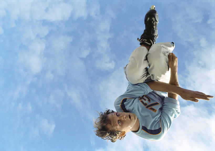 西方人,一个人,跳,双手交叉,横图,室外,白天,仰视,锻炼,旅游,度假,运动,欧洲,欧洲人,仅一个男性,仅一个人,阴影,光线,影子,云,云朵,半空,云彩,休闲装,娱乐,仅一个年轻男性,蓝色,白云,蓝天,天空,阳光,天,享受,休闲,休闲服,放松,双手抱胸,户外运动,翻转,体育,男人,男性,年轻男性,白种人,跳跃,彩图,低角度拍摄,全身,健身