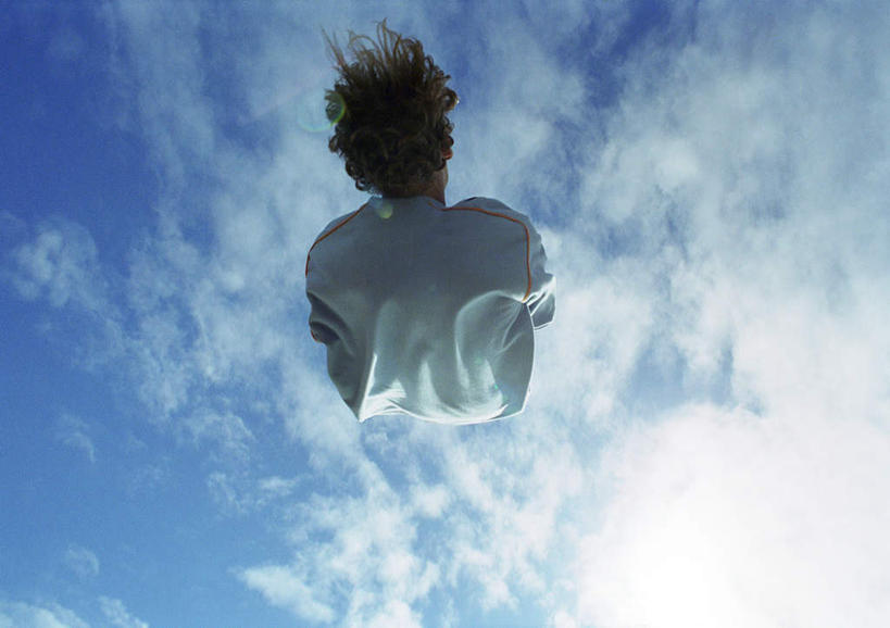 西方人,一个人,跳,横图,室外,白天,仰视,锻炼,旅游,度假,运动,欧洲,欧洲人,仅一个男性,仅一个人,阴影,光线,影子,云,云朵,半空,云彩,休闲装,娱乐,仅一个年轻男性,蓝色,白云,蓝天,天空,阳光,天,享受,休闲,休闲服,放松,户外运动,翻转,体育,男人,男性,年轻男性,白种人,跳跃,彩图,低角度拍摄,全身,健身