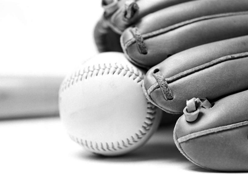 无人,横图,黑白,室内,特写,白天,白色背景,正面,锻炼,运动,棒球,垒球,静物,一根,阴影,反射,光线,棒球手套,影子,球棒,运动器械,球,一个,一只,手套,球体,健身器械,摄影,影棚,单个,健身器材,体育,棒球运动,影棚拍摄,健身,拍摄,运动器材