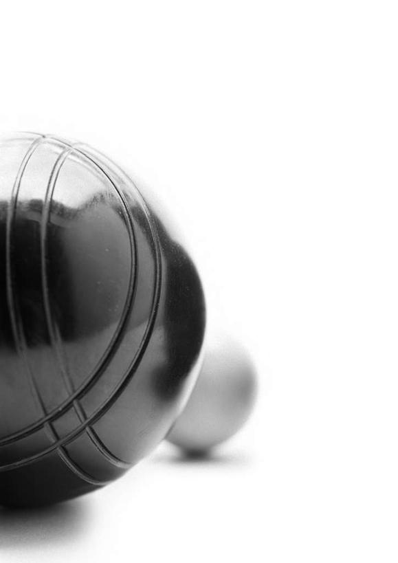 无人,竖图,黑白,室内,特写,白天,白色背景,正面,锻炼,运动,静物,阴影,朦胧,模糊,反射,光线,影子,运动器械,球,两个,球体,健身器械,摄影,影棚,健身器材,地掷球,滚球,体育,影棚拍摄,健身,拍摄,运动器材