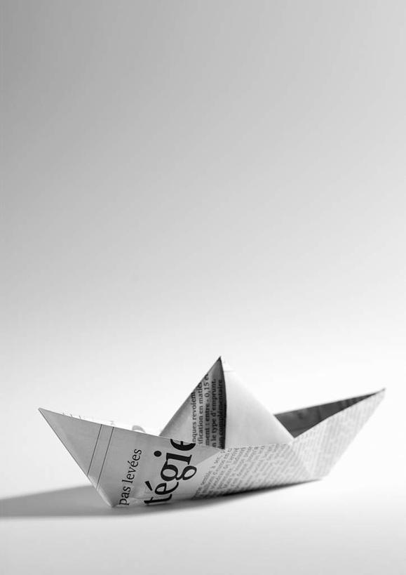 无人,竖图,黑白,室内,特写,白天,白色背景,正面,船,静物,制作,阴影,艺术,反射,光线,影子,折纸,手工艺品,文化,一个,工艺品,摄影,影棚,单个,纸船,工艺折纸,影棚拍摄,拍摄