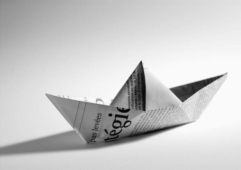 无人,横图,俯视,黑白,室内,特写,白天,白色背景,船,静物,制作,阴影,艺术,反射,光线,影子,折纸,手工艺品,文化,一个,工艺品,摄影,影棚,单个,纸船,工艺折纸,高角度拍摄,影棚拍摄,拍摄