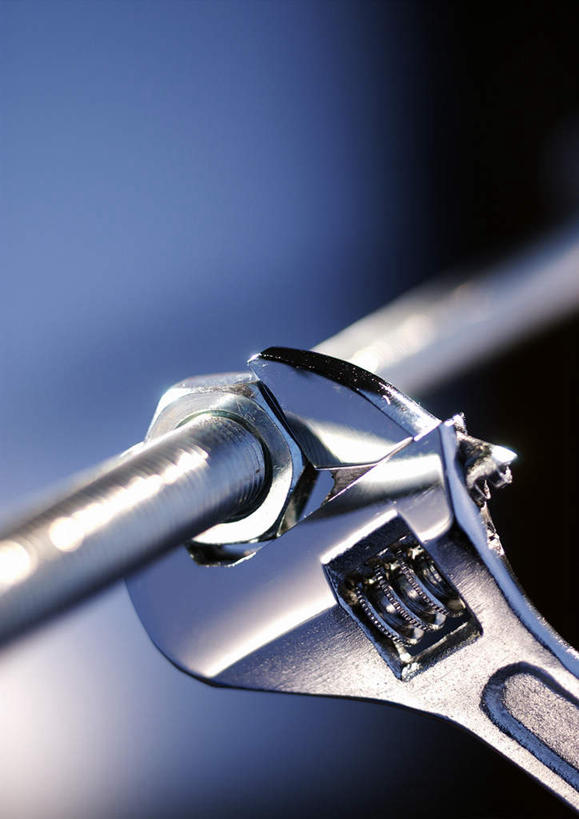 无人,竖图,室内,特写,白天,正面,桌面,桌子,静物,一根,连接,阴影,蓝色背景,反射,光线,钢材,金属,钳子,影子,一个,钢筋,摄影,影棚,单个,扳手,螺母,紧固,螺纹,钢,牢固,彩图,影棚拍摄,拍摄