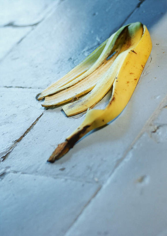 无人,竖图,俯视,室内,特写,白天,香蕉,静物,水果,阴影,新鲜,反射,光线,影子,生食,食品,果实,果皮,垃圾,地面,食物,一个,黄色,有机食品,绿色食品,金黄色,单个,香蕉皮,甘蕉,彩图,高角度拍摄