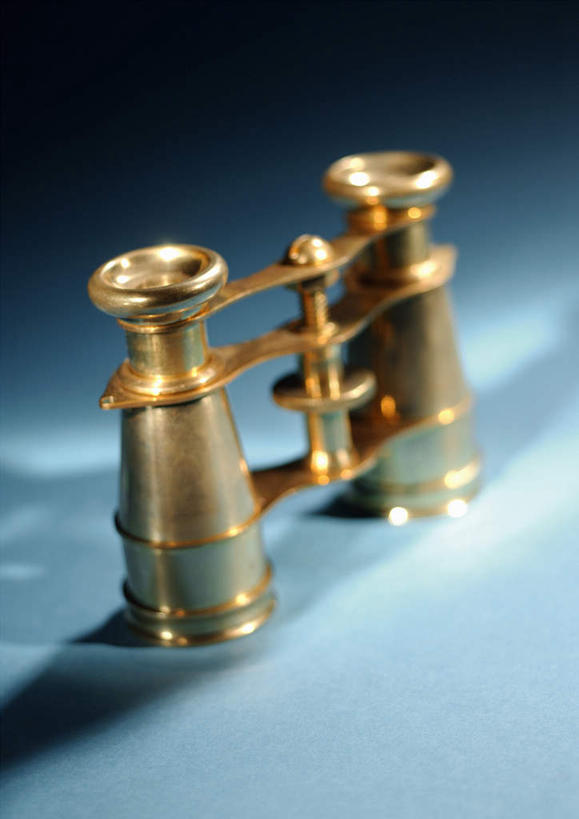 无人,竖图,俯视,室内,特写,白天,白色背景,桌面,桌子,静物,阴影,反射,光线,金属,望远镜,影子,一个,黄色,金色,摄影,影棚,金黄色,单个,远视镜,瞭望镜,双筒望远镜,彩图,高角度拍摄,影棚拍摄,拍摄,光学仪器,千里镜