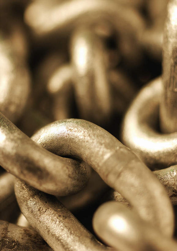 无人,竖图,俯视,室内,特写,白天,白色背景,桌面,桌子,静物,一堆,许多,阴影,堆叠,堆积,缠绕,反射,光线,金属,影子,黄色,链子,摄影,铁链,影棚,堆,链条,彩图,高角度拍摄,影棚拍摄,拍摄