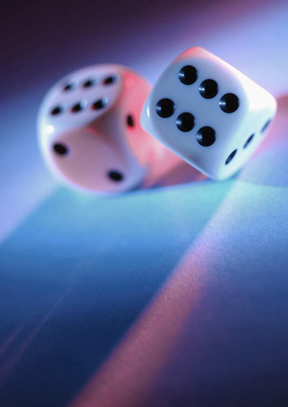 无人,竖图,俯视,室内,特写,白天,游戏,赌博,贪欲,竞争,桌面,桌子,静物,玩具,阴影,反射,光线,骰子,影子,娱乐,刺激,两个,摄影,影棚,消遣,赌具,色子,投机,侥幸,欲望,投子,玩耍,彩图,高角度拍摄,影棚拍摄,拍摄,胜负,输赢