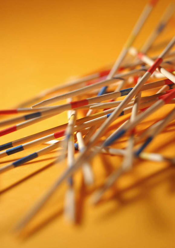 无人,竖图,俯视,室内,特写,白天,游戏,桌面,桌子,静物,玩具,一堆,许多,阴影,堆叠,堆积,黄色背景,朦胧,模糊,散落,反射,光线,影子,玩,娱乐,木制品,休闲,游戏棒,摄影,影棚,堆,撒棒,挑棍,玩耍,嬉戏,彩图,高角度拍摄,影棚拍摄,拍摄