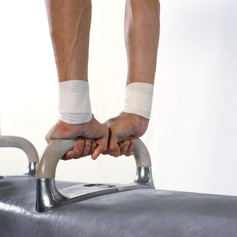 西方人,手,一个人,运动员,方图,室内,特写,白天,白色背景,正面,锻炼,安全,运动,鞍马,欧洲,欧洲人,仅一个男性,仅一个人,撑,倒立,握,金属,体操,护腕,运动器械,仅一个年轻男性,手部,健身器械,力量,握着,摄影,影棚,保护,撑着,健美,健身器材,体操运动员,体操运动,体育,男人,男性,年轻男性,白种人,体育运动员,运动选手,半身,彩图,影棚拍摄,健身,拍摄,运动器材